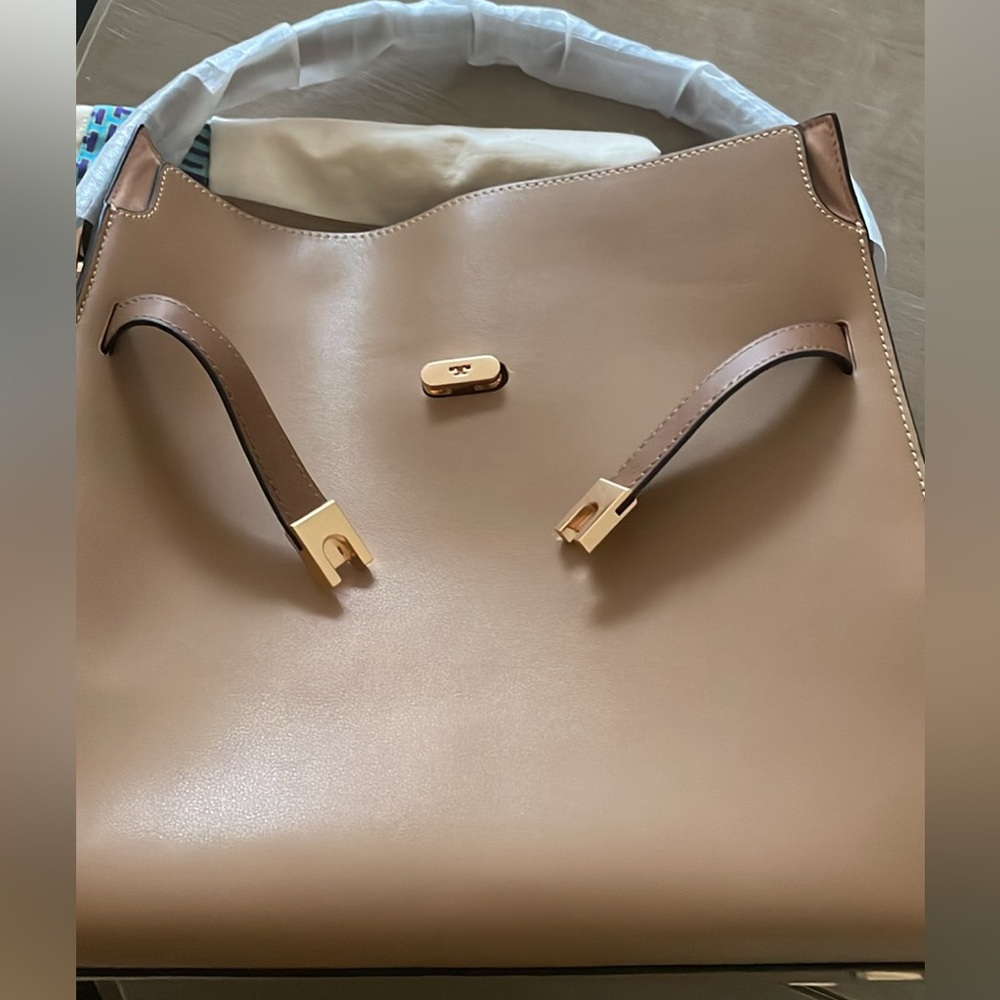 Beautiful Brand New Tory Burch Lee Radziwill bag